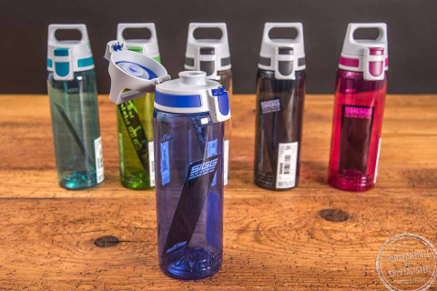 Sechs Trinkflaschen Sigg Total Color in unterschiedlichen Farben als Werbeartikel.